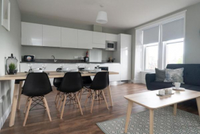 GreenStar Apartments - 2 Minute Walk away Into City Centre - 6 Individual Flats - Next to Abertay University - 1 Bed 2 Bed & 3 Bedroom Flats - Fully Equipped - Short - Mid - Long Stays Welcome